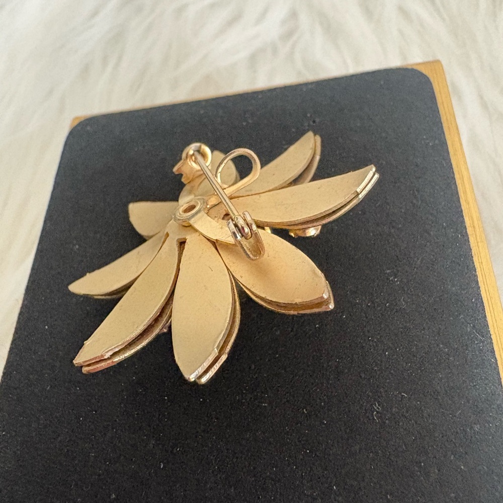 Vintage Gold Tone and Blue Starburst Daisy Brooch - Picture 4 of 5